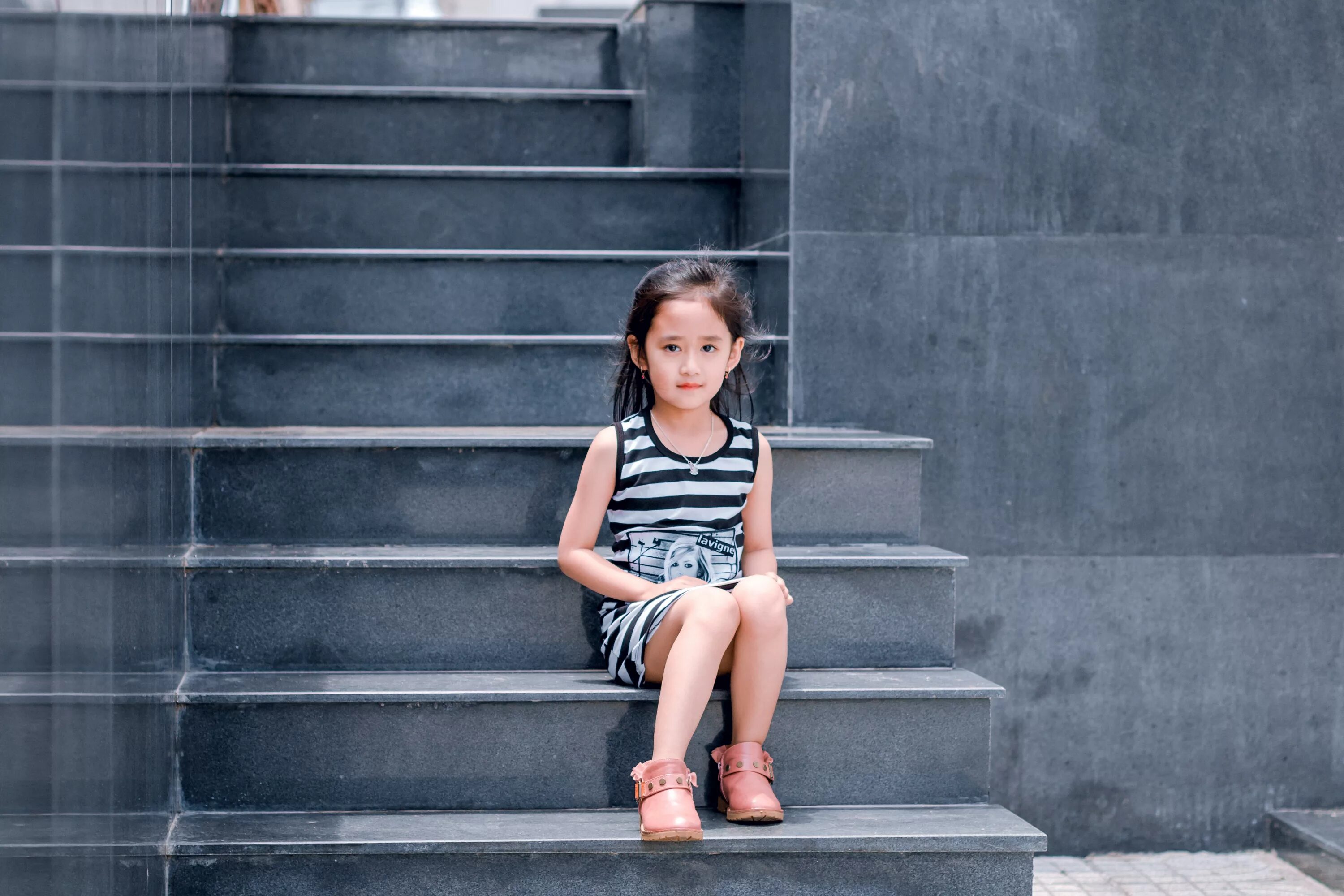 Девочка на ступеньках. Девочка сидит на ступеньках. Ступенька для детей. Фотосессия на лестнице.