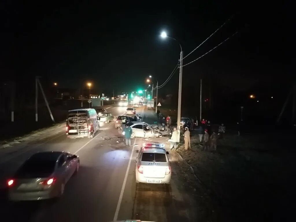 Машина после дтп перевертыш. Город 48 происшествия дтп в липецке. Происшествие. Грязи. Машина под фурой липецк.