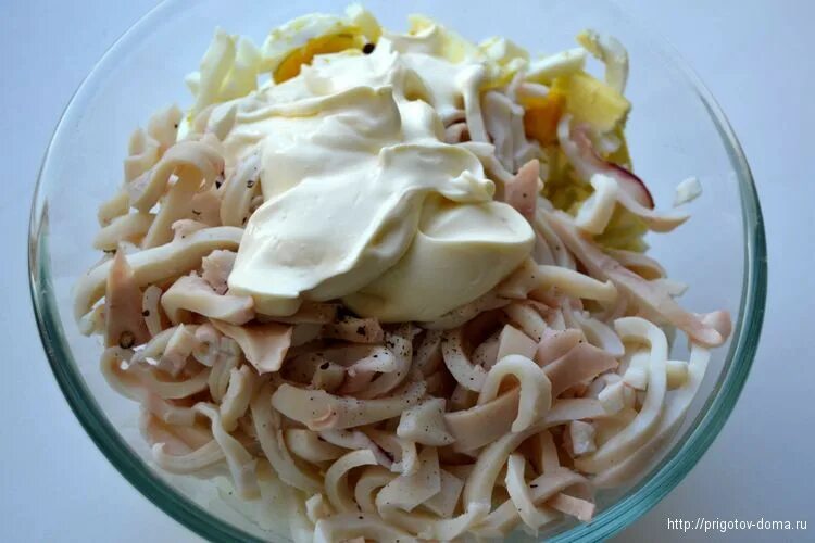 Салат из кальмаров с майонезом рецепт. Салат с кальмарами и сыром. Салат летучий голландец с кальмарами. Салат с кальмарами и яйцом. Салат из кальмаров с майонезом рецепт.