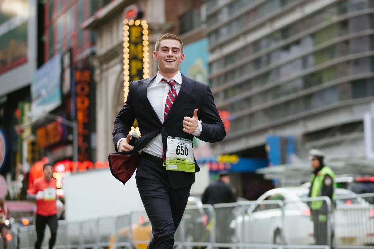 мужская фотосессия на стадионе. бизнесмен книга русская. спорт в офисе. спортивный бизнесмен. бизнесмен спортсмен.