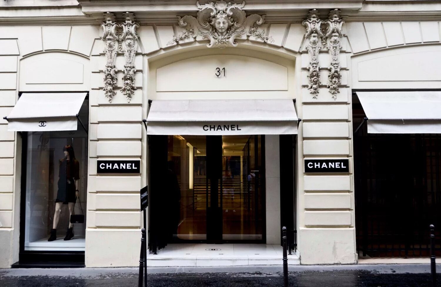 Первый магазин квартир. Дом Коко Шанель в Париже. Первый магазин Коко Шанель в Париже. Магазин Коко Шанель в Париже. Первый дом моды Коко Шанель в Париже.