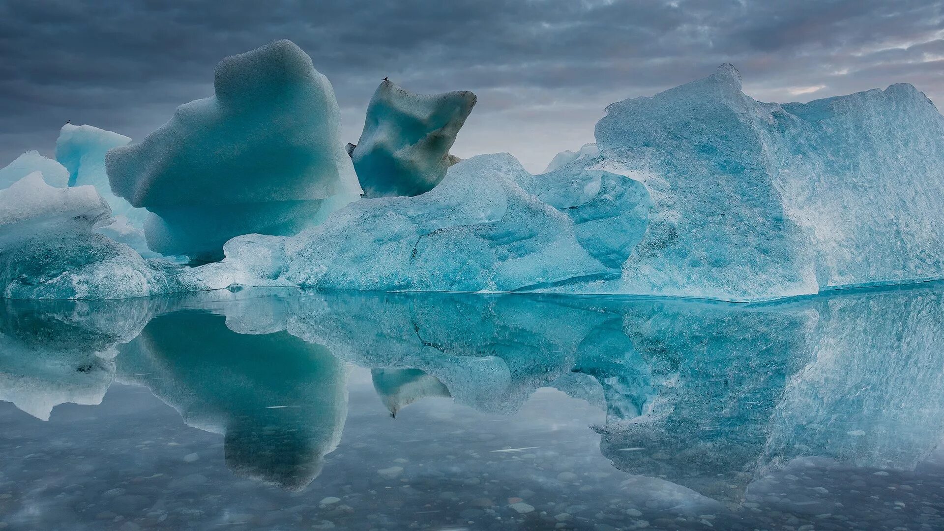 Глыба льда на воде. Отражение во льду. Глыба льда. Лед. Айсберг в воде.