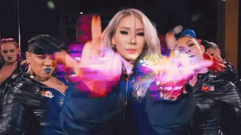 Cl hello. CL hello bitches. CL hello bithes's. CL hello bithes's костюм. CL kpop Хэллоу БИТЧЕС.