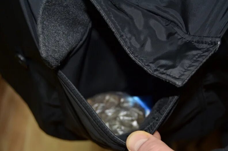 Задержанные с наркотиками. Досмотр карманов. Личный обыск. Личный обыск задержанного. Конфискация наркотиков.