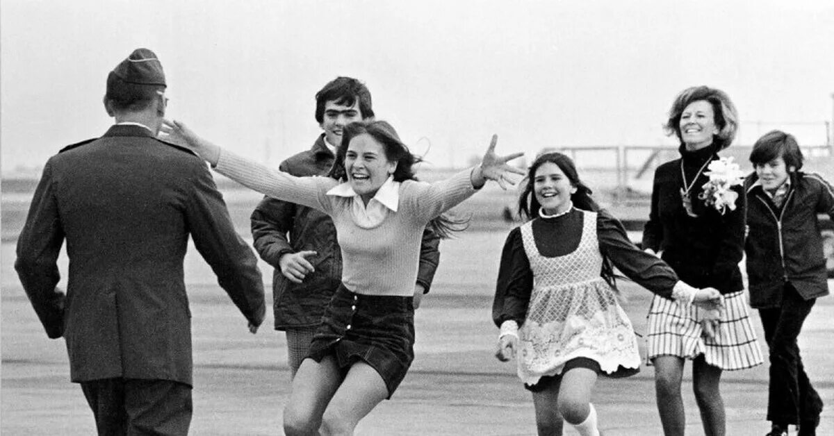 Абсолютно неожиданные истории роальд даль книга. Встреча американского пилота из плена. Неожиданная история. Неожиданная история. Абсолютно неожиданные истории.