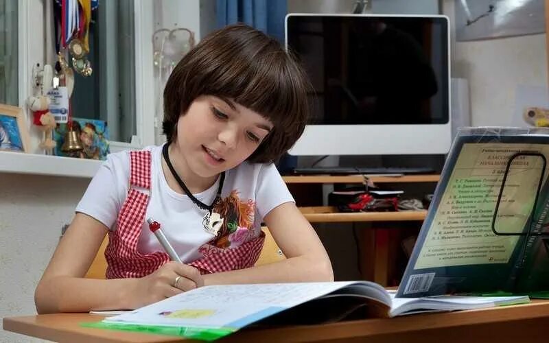 Маленькая девочка делает уроки. Девочка делает уроки. Самостоятельность школьника. Девочка домашние уроки. Девочка делает уроки дома.