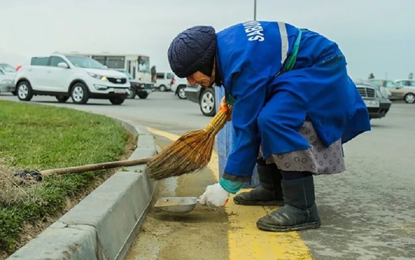 Памятник уборщице. Техничка каспийск. Техничка каспийск. Уборщица на улице. Директор 11 гимназии каспийск.
