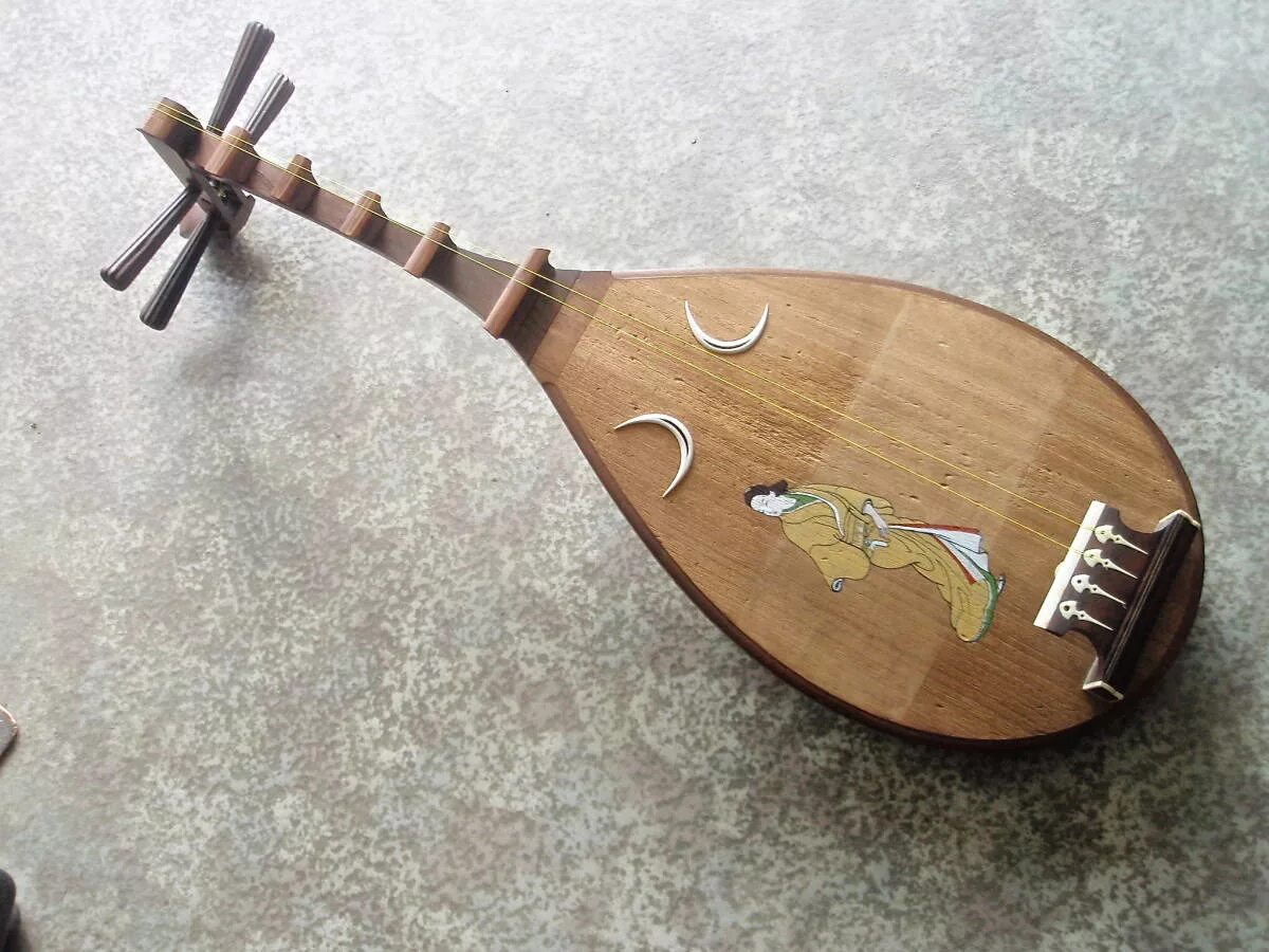 Музыкант сякухати сямисэн. Национальный инструмент японии музыкальный бива. Японские народные инструменты музыкальные. Названия японских инструментов. Национальный муз инструмент японии.