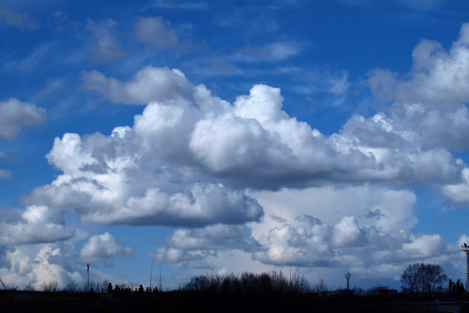Облачко фото. Кучевые облака. Красивые облака. Небо кучевое. Небо с тучками.