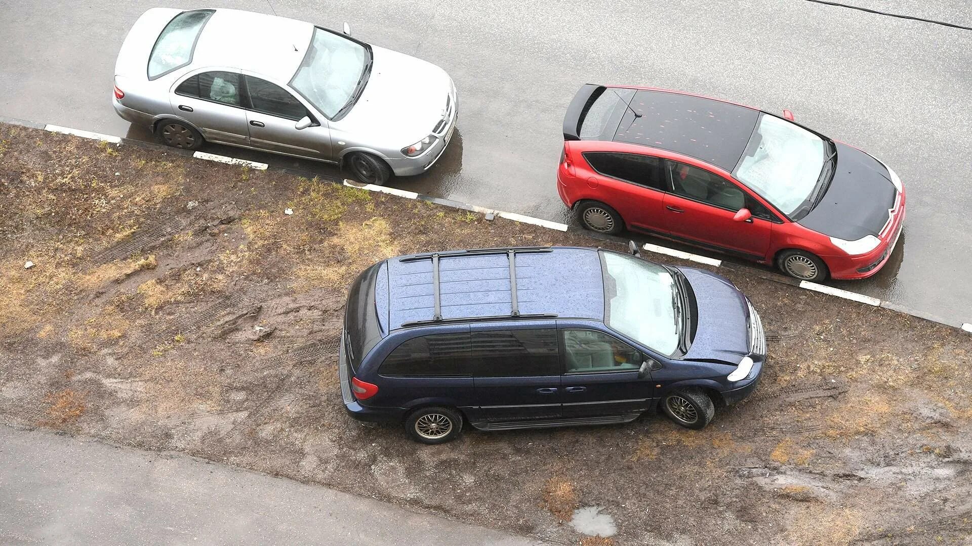Парковка на тротуаре во дворе жилого дома. Парковка на газоне. Припарковался на газоне. Машина во дворе. Штраф за парковку на газоне во дворе.