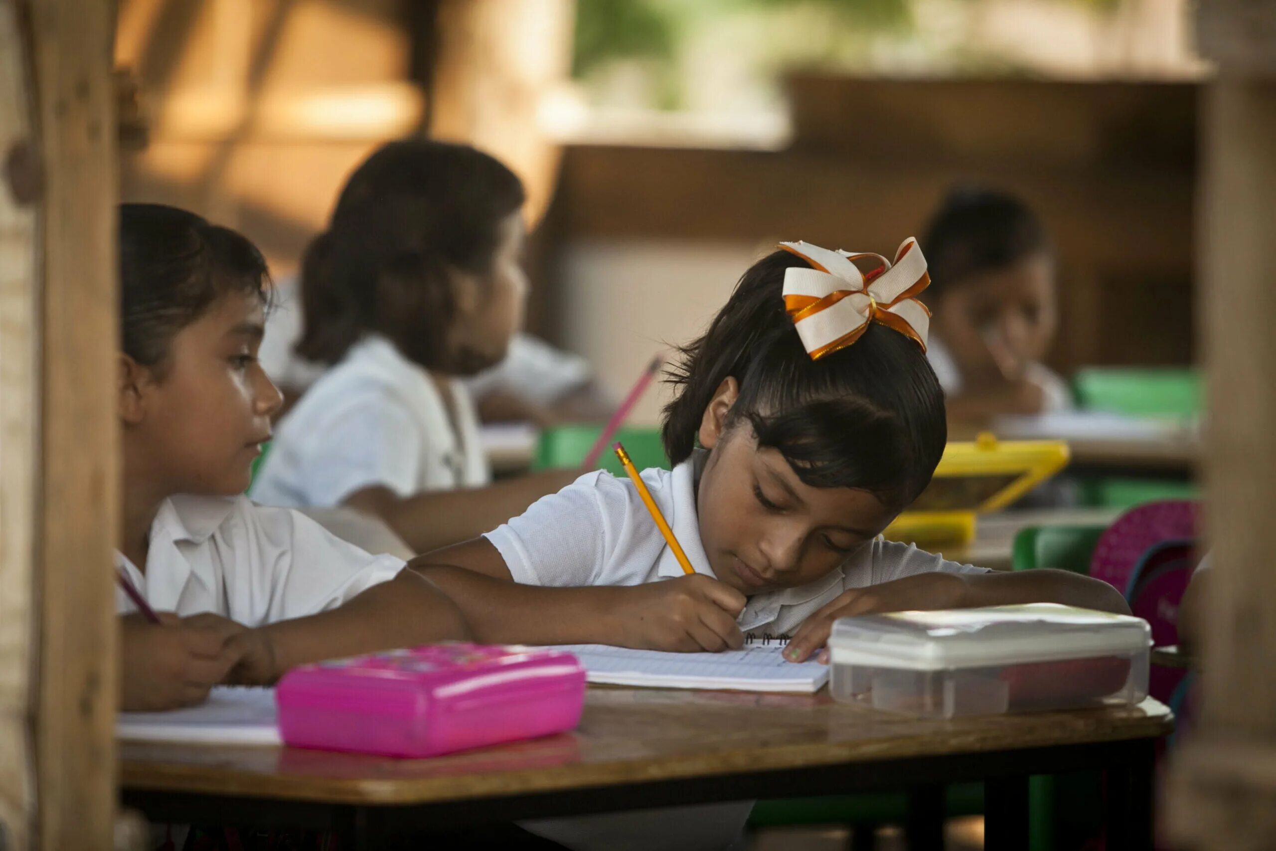 Escuela. Escuela. Educacion. Неуклюже идти. Школа в перу.