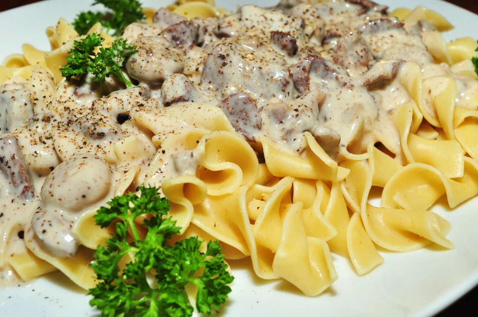 Бефстроганов из грудки. Куриный бефстроганов. строганов куриный. бефстроганов куриный с грибами. биф строганофф.
