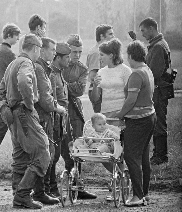 Реформистское брожение в чехословакии началось в 1987. Советские солдаты и чехословацкие девушки 1968. Чехословакия 1968 линчевали.