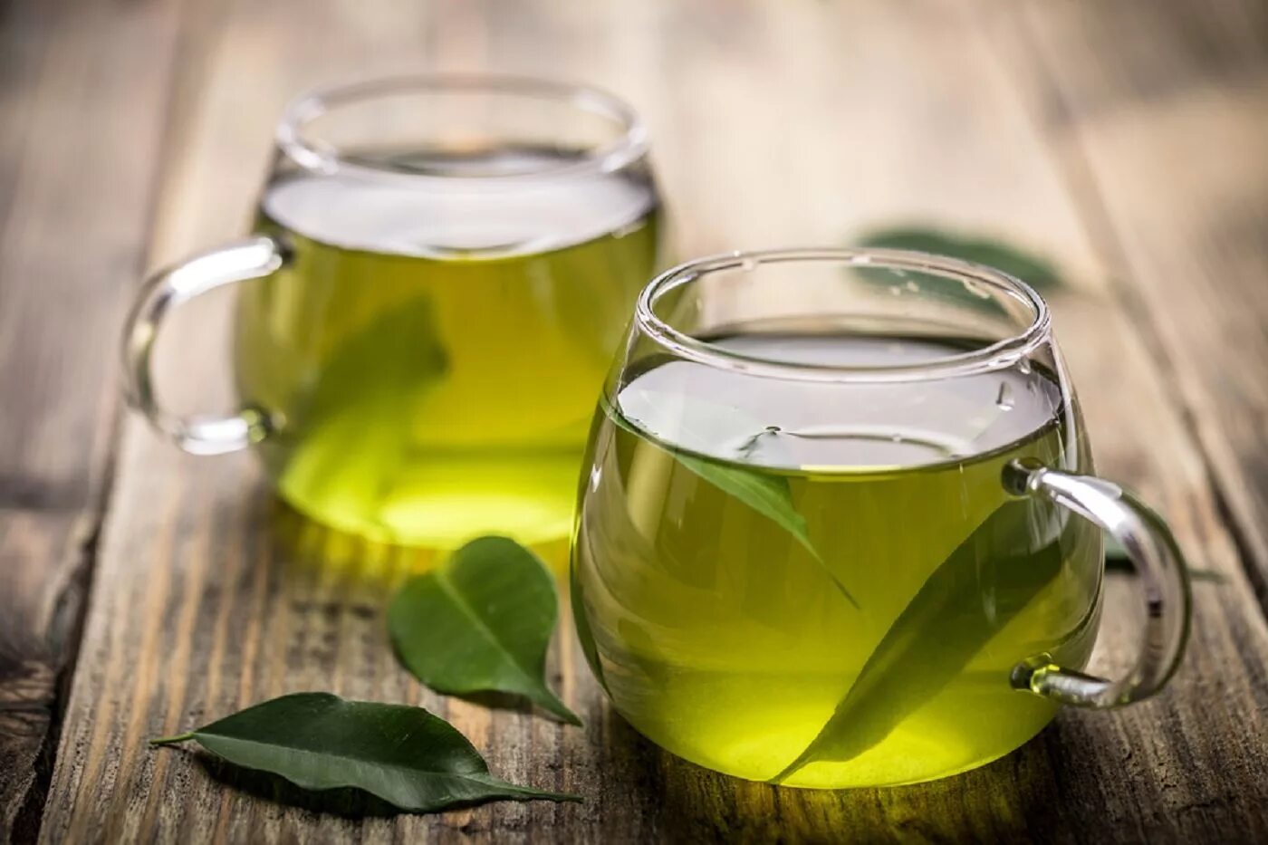 Двое пили зеленый. Зеленый чай Green Tea. Греен Теа чай. Zeytin Yapraği чай. Чашка зеленого чая.