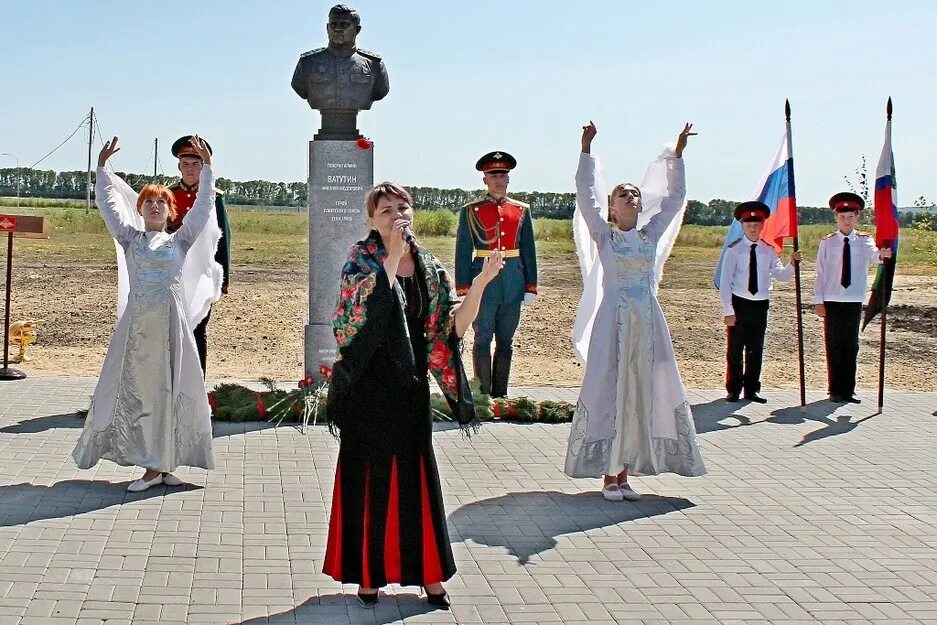 Валуйки ватутино. Памятник Ватутину в Валуйках. Валуйский район с. Ватутино памятник. Памятники Николая Федоровича Ватутина в Валуйках. Военные памятники Валуйки.