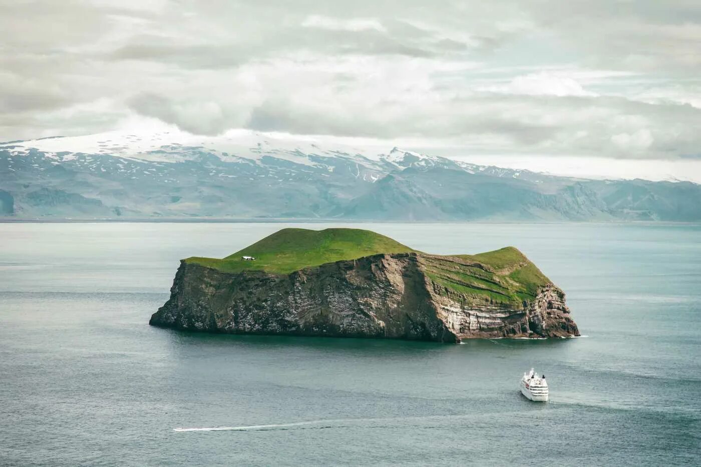 Remote island. Остров Эллидаэй Исландия. Остров Вестманнаэйяр Исландия. Вестманнаэйяр (Vestmannaeyjar), Исландия. Остров Эдлидаэй в Исландии.