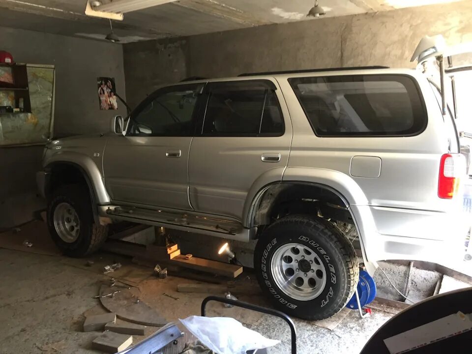 Пороги сурф 215. Задние арки изнутри сурф 130. Toyota hilux surf 130 дверь задка. Сурфак машина. 7л 1999г катализатор.