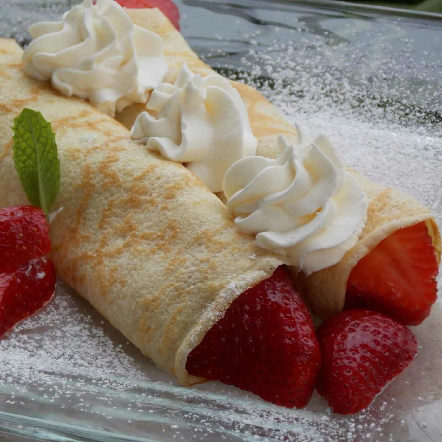 Блины с белым шоколадом. Блинчики с бананом. Crepes banana. Блинчики crêpes. Блины пшеничные с взбитыми сливками.