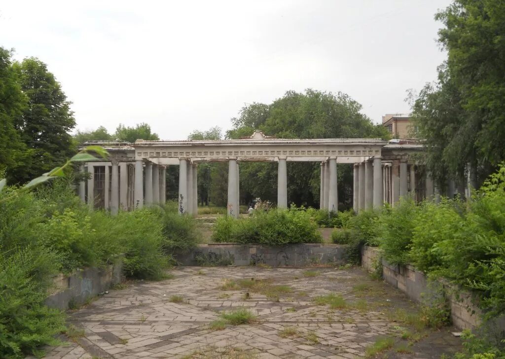 Парк горького луганск лнр. Парк горького луганск сейчас. Парк имени горького луганск. Парк горького луганск 2023. Парк горького луганск сейчас.
