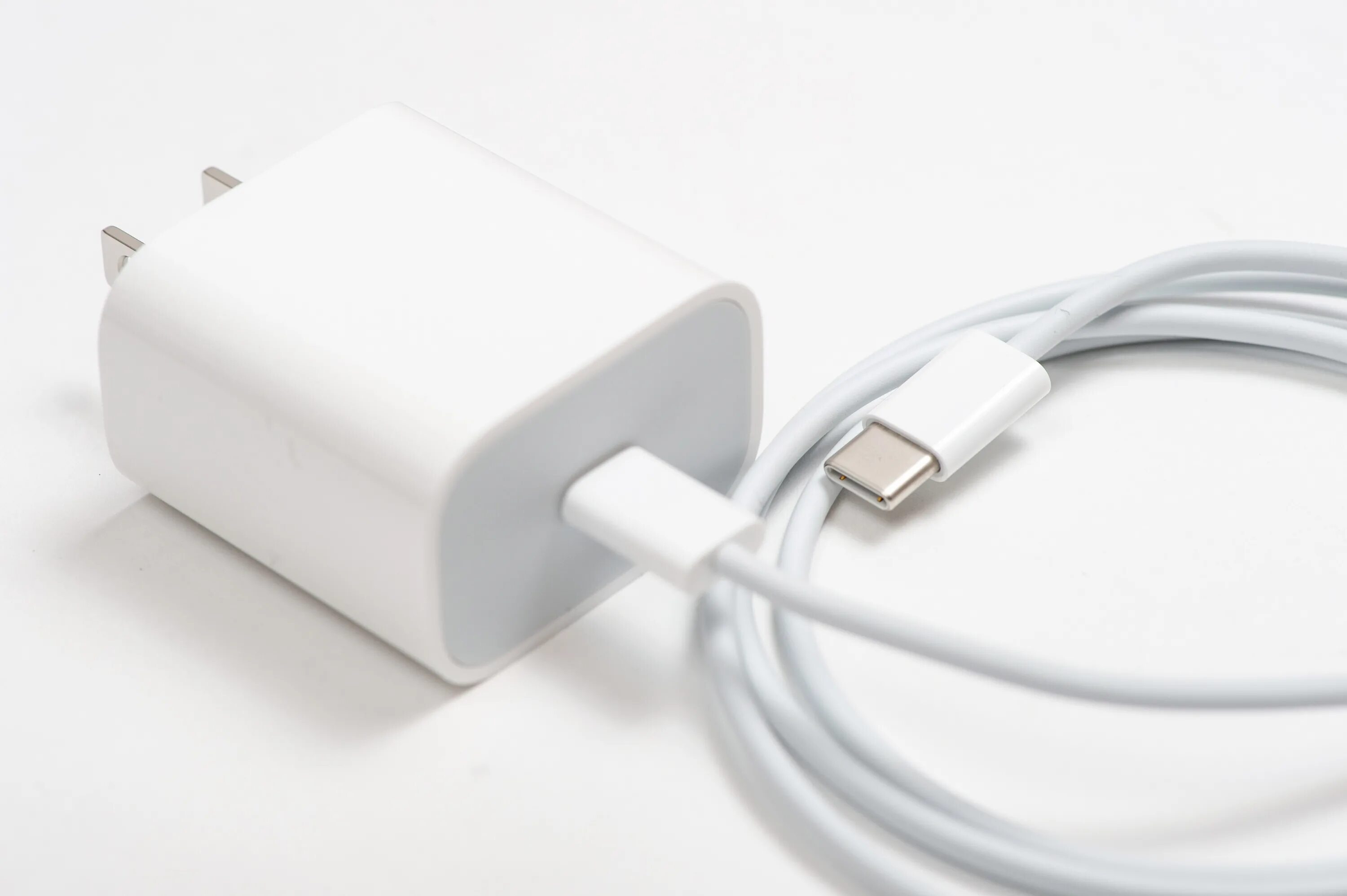 Зарядка для телефона apple. Apple AC Power Adapter fast USB-C 20w (2021). Зарядка для iphone USB-C 20w. Apple 5w USB Power Adapter. Зарядка Realme 65w.