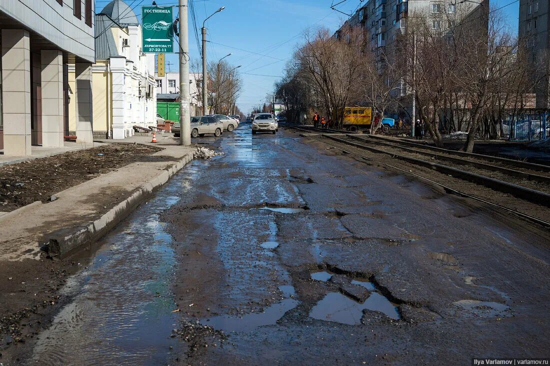 Дороги город киров. Омск плохие дороги. Омск разбитые дороги. Омск дворы Варламов. Омск грязь и разруха.