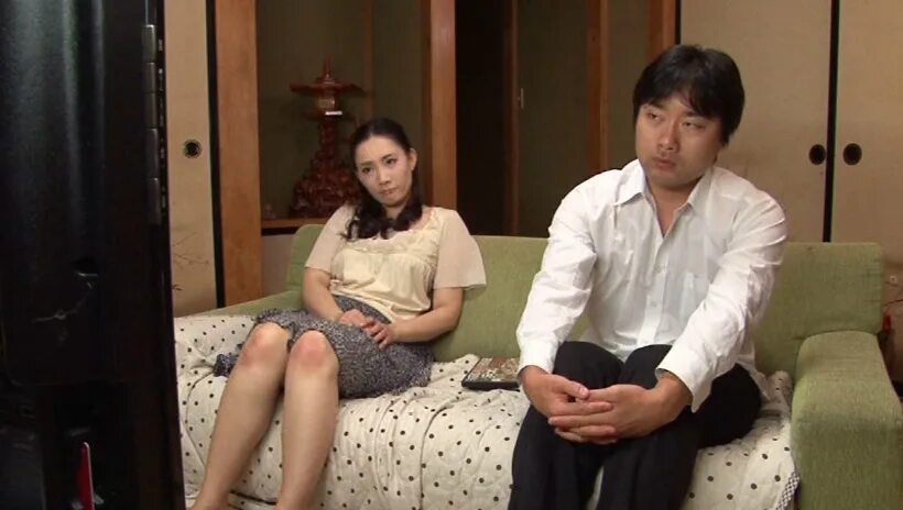 Japanese wife son. Японская мать изменяет. Японскую мать принудили. Japan mature Cheat son husband мачеха.