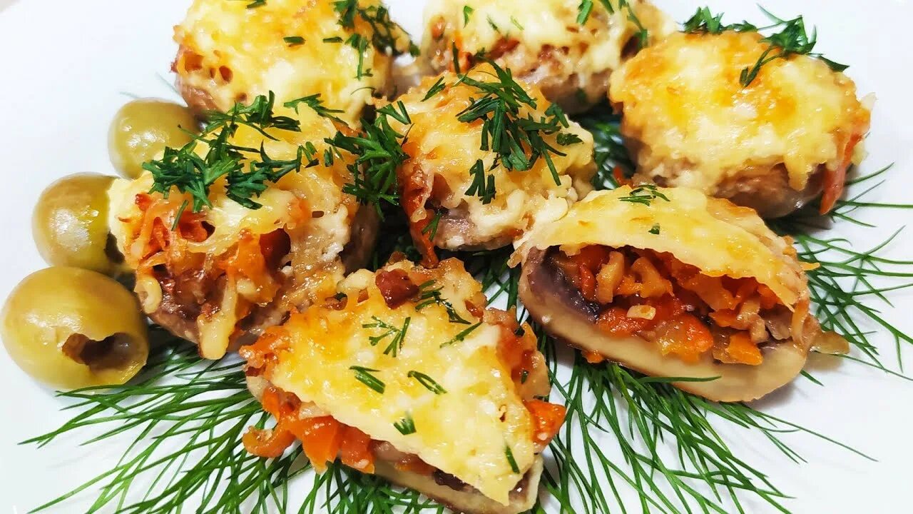 Рецепт шампиньоны фаршированные курицей и сыром. Фаршированные шампиньоны с куриным фаршем. Фаршированные шампиньоны в духовке с фаршем. Грибы фаршированные в духовке с сыром и фаршем. Фаршированные шампиньоны в духовке.