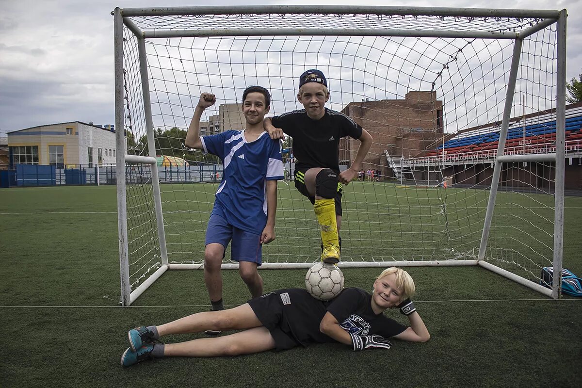 футбол дети на улице. двор детский футбол. дворовый футбол. дворовые футболисты. детский дворовой футбол.