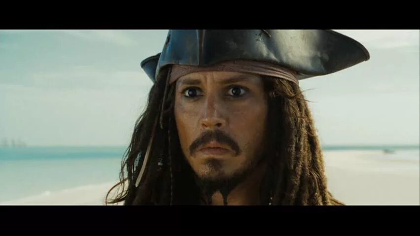 Пираты карибского 1 гоблинском переводе. Пираты карибского 1 гоблинском переводе. Пираты карибского моря проклятие черной жемчужины. Джонни депп пираты карибского моря 1. Капитан джек воробей в порту.