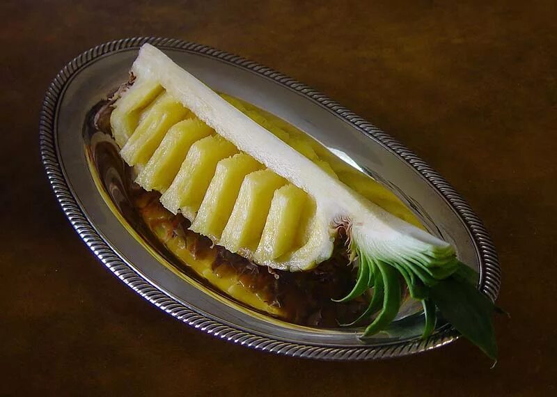 Ананас нарезанный. Ананас порезанный. Красиво нарезать ананас. Нарезанный ананас фото. Как красиво порезать ананас видео.