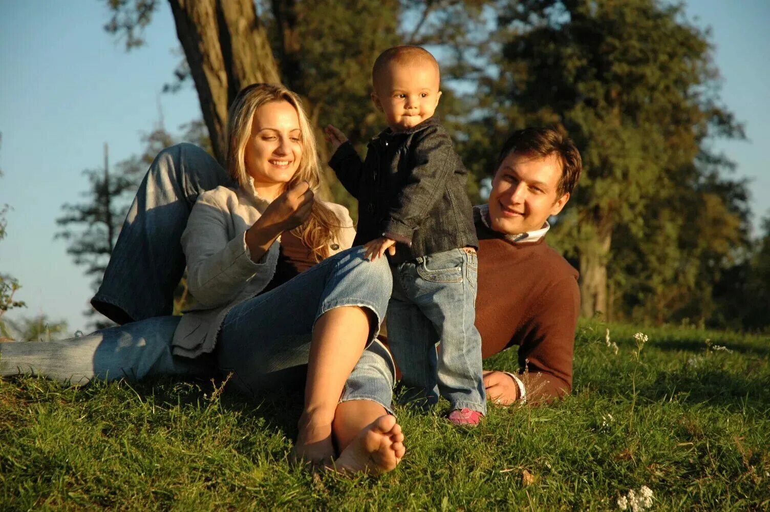 Against family. Фотография семьи. Семья картинки. Семейное фото. Российская семья.