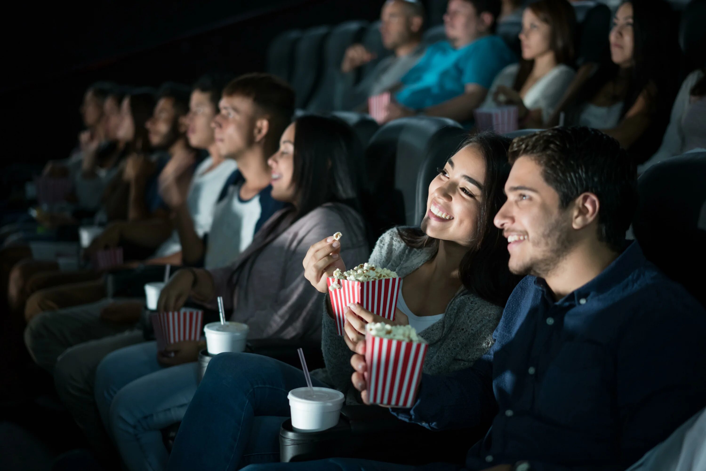 The cinema is than the library. Кинотеатр. Зрители в кинотеатре. Люди в кинотеатре.