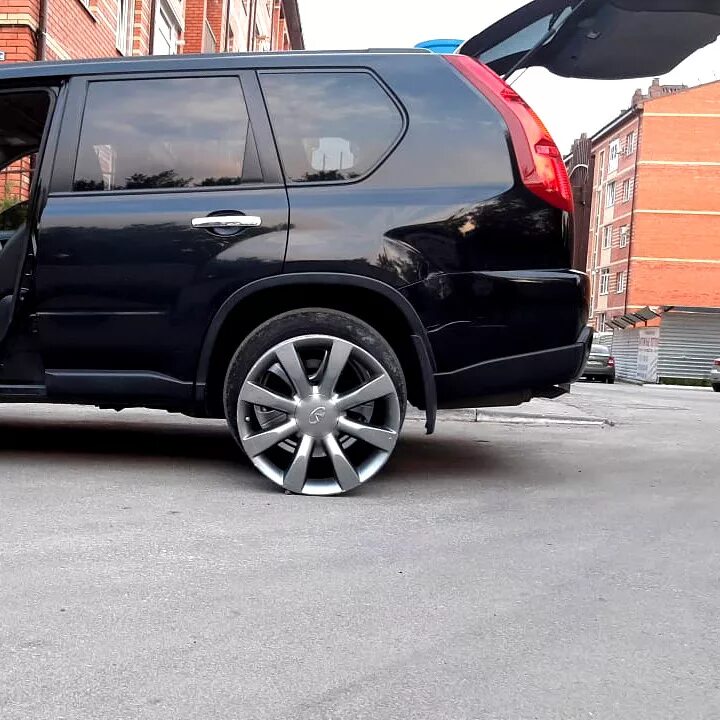 Размер дисков икстрейл. Nissan x Trail t31 на дисках r19. Ниссан х-Трейл t 31 r20. Диски r19 Nissan x Trail т31. Ниссан х-Трейл т31 диски r20.