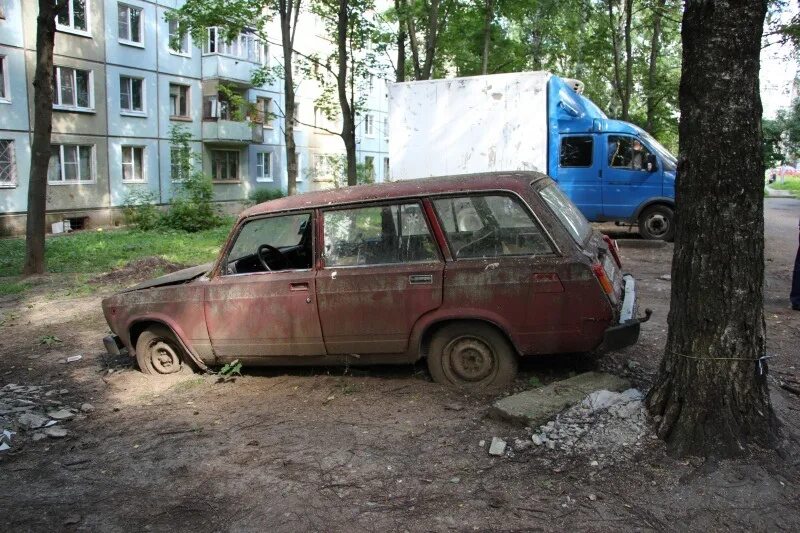 Брошенные машины. Заброшенные автомобили. Заброшенная машина во дворе. Бесхозные автомобили во дворах.