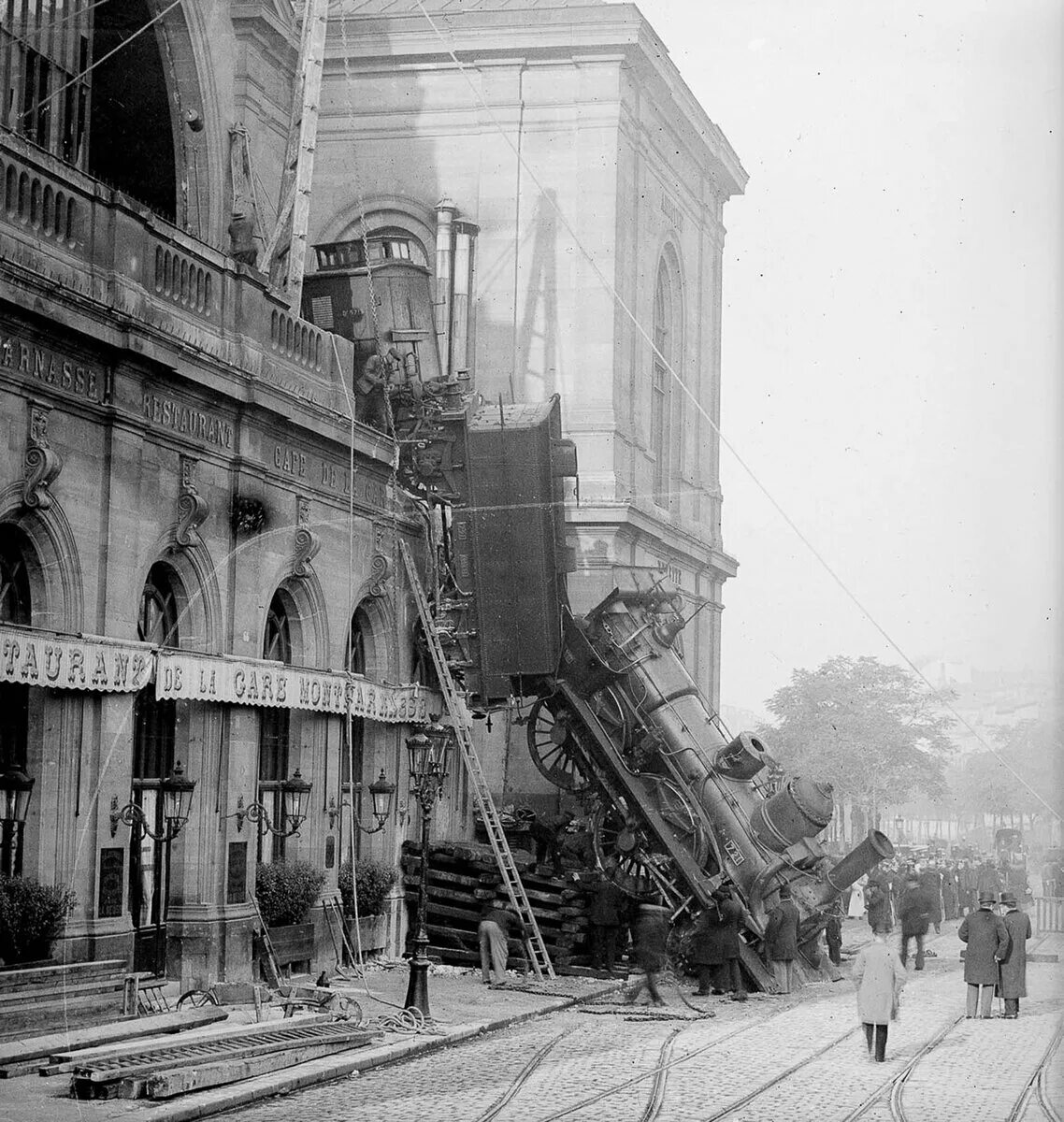 Крушение париж. Вокзал Монпарнас 1895. Крушение Монпарнас 1895. Крушение поезда на вокзале Монпарнас. Крушение поезда на вокзале Монпарнас 1895.