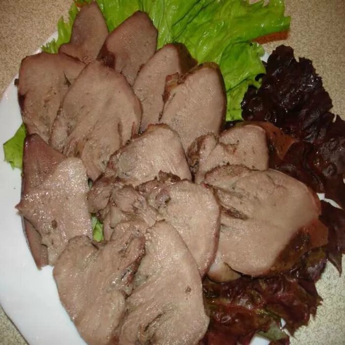 Блюда из языка на праздничный стол говяжьего. Закуски из печени говяжьей на праздничный стол. говяжий язык под шубой. вареное мясо с соленьями. язык говяжий по кавказски.