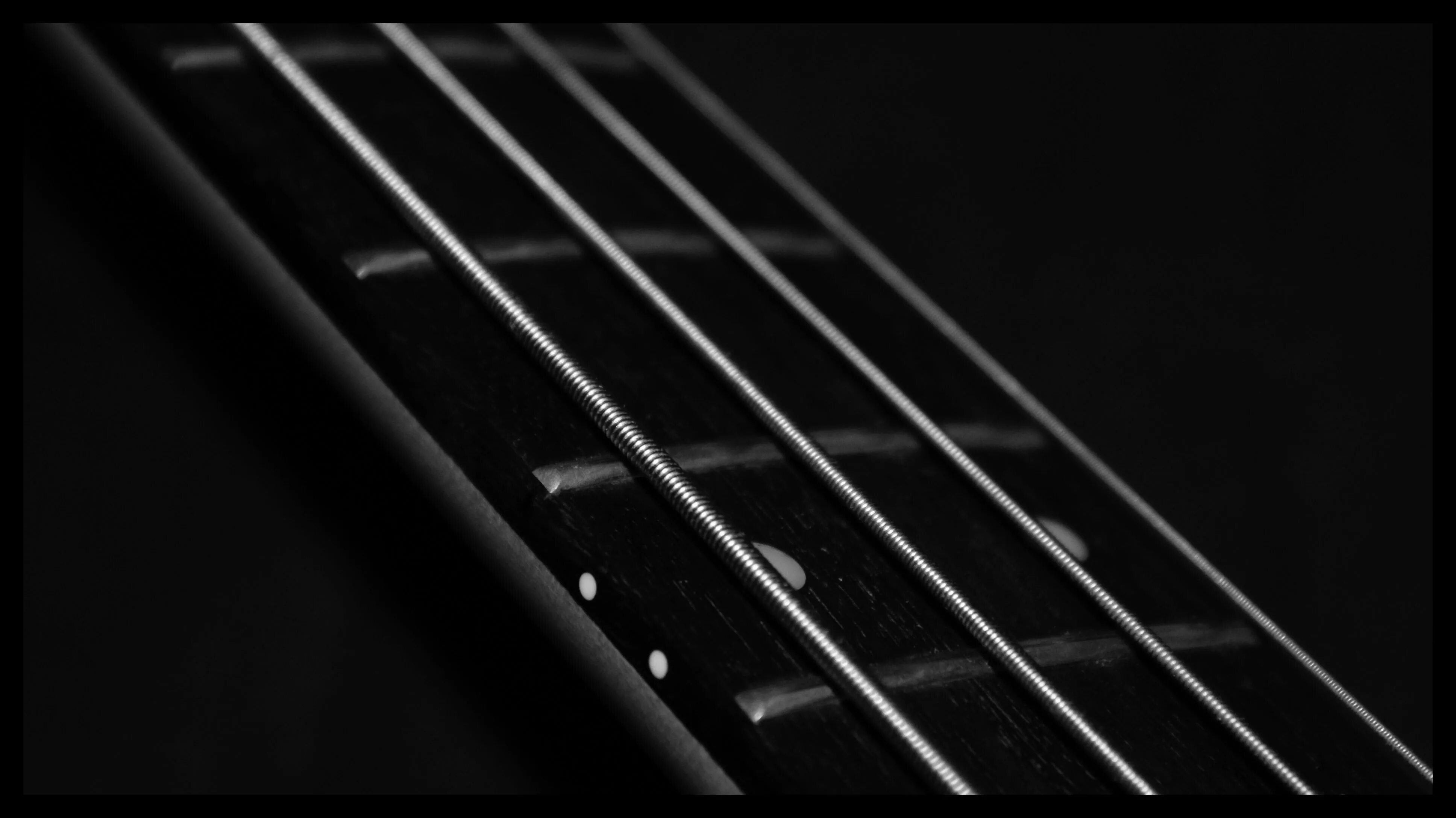 Черный струнки. Ibanez pf15-bk. Струны на гитаре. Черный струнки. Бас гитара 4 струны.
