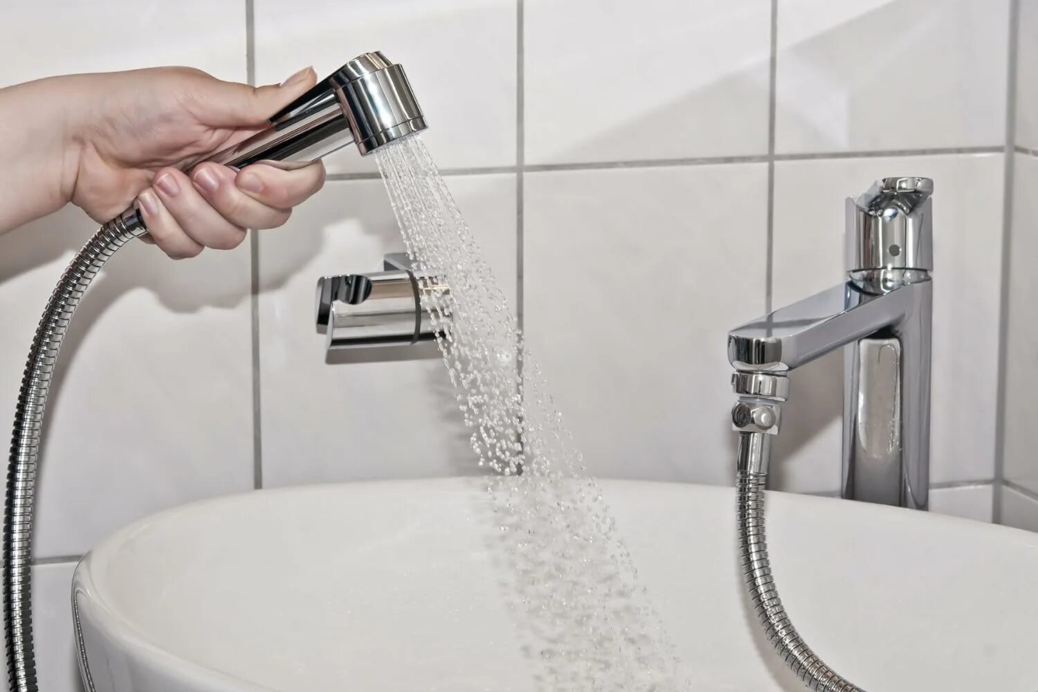 Water saving Shower head на кран. Почему вода из крана бьет током. Кран в ванне бьет током. Бьется током в ванной смеситель. Почему в кране воздух