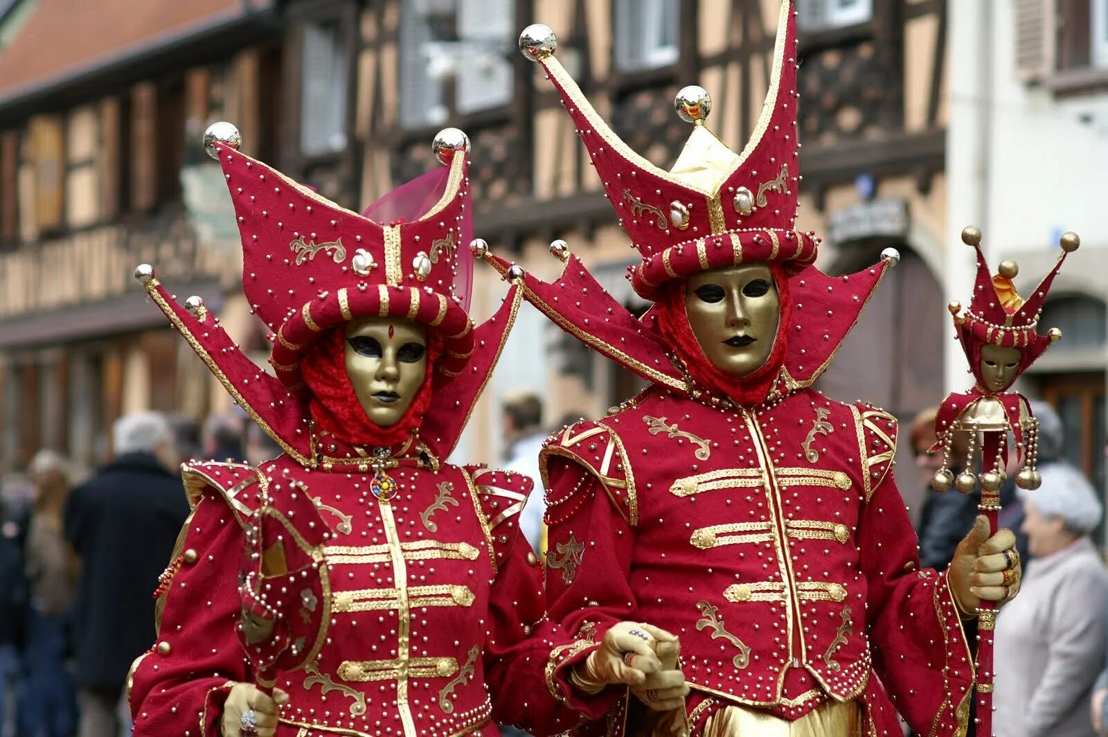 Новогодний карнавал в Венеции. Венецианский карнавал Наряды. Венецианские карнавальные костюмы. Венецианские костюмы красные. Карнавальный человек