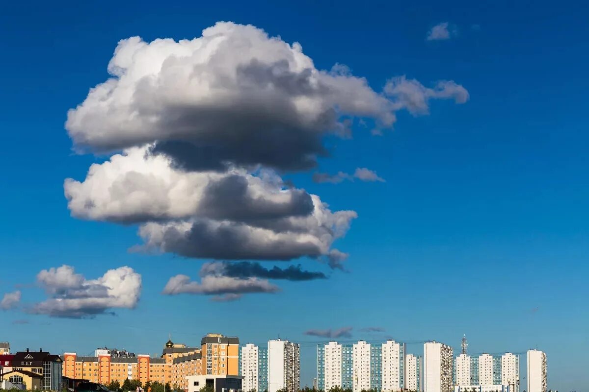 Город в облаках. Небо город. Небо над городом. Облака над городом.