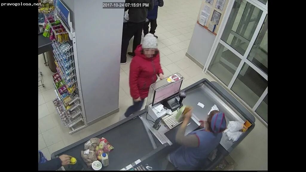 Фото с камер видеонаблюдения в магазине. Камера в магазине. Камера в магазине. Камера над кассой. Видео с камер магазина.