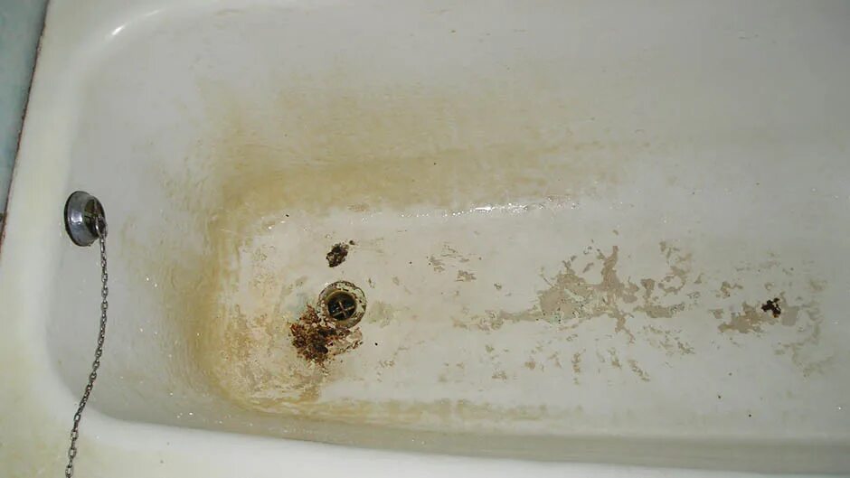 Трещина мыть. Скол на эмалированной ванне. Старая ванна. Поврежденная эмаль в ванной. Старая ванна эмаль.
