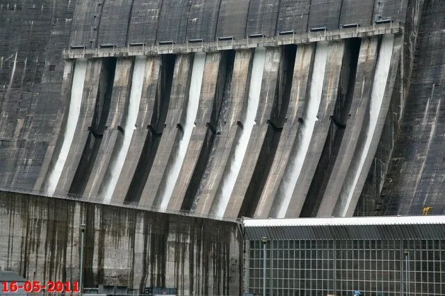 Саяно шушенская сброс воды. Эксплуатационный водосброс Саяно-Шушенской ГЭС. Холостой водосброс Саяно-Шушенской. Эксплуатационный водосброс СШГЭС. Саяно-Шушенская ГЭС спуск воды.