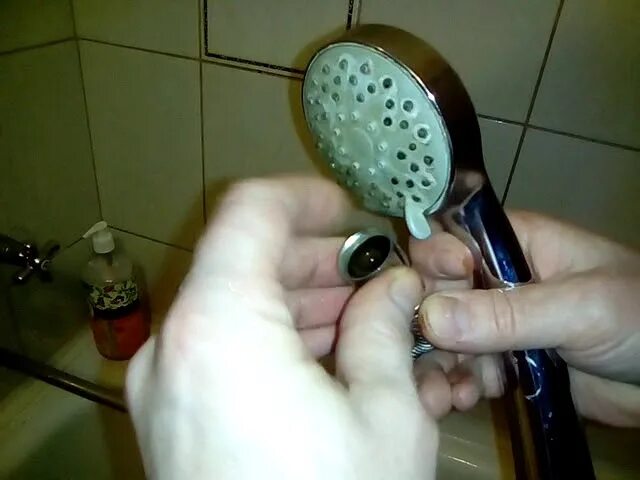 Душевой шланг в ванную. Починить душевой шланг. Grohe rainshower classic. Шланг лейка для душа починить. Течет вода лейки душа.