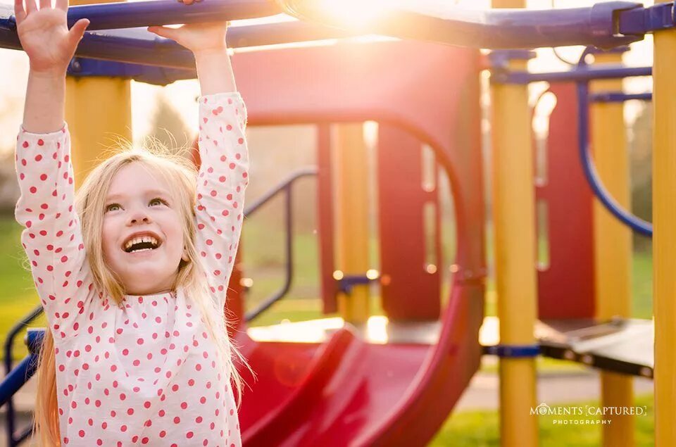 Lets child. Дети на детской площадке. Веселые дети на площадке. Радостные дети на детской площадке. Малыш на детской площадке.