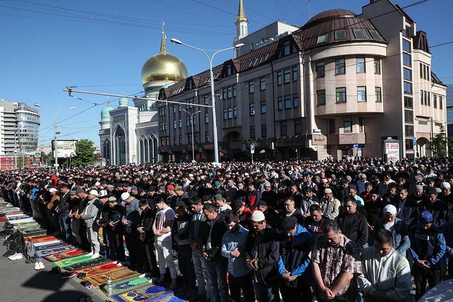 Ураза байрам дома. Ураза байрам. Ураза байрам в Москве. Праздник Рамадан в Москве празднование. Ураза-байрам фото.