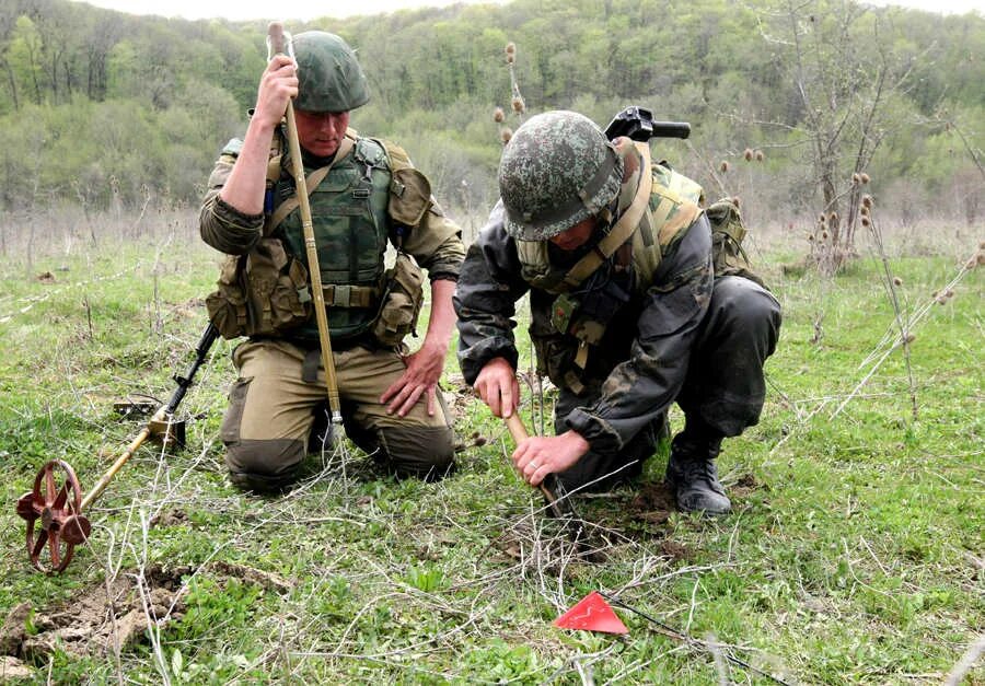 Разминирование в санкт петербурге. Разминирования и специальных работ. Гуманитарная помощь с донецка мариуполю апрель 2022. Снаряды для разминирования. Российские саперы на украине.