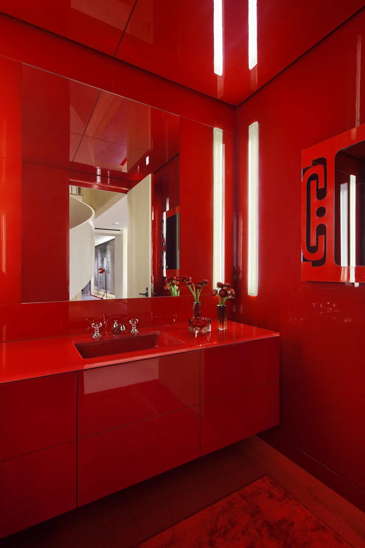 Черно красная ванная. Красно белая ванная. Ванная в красных тонах. Ванная комната в красных тонах. Красная комн