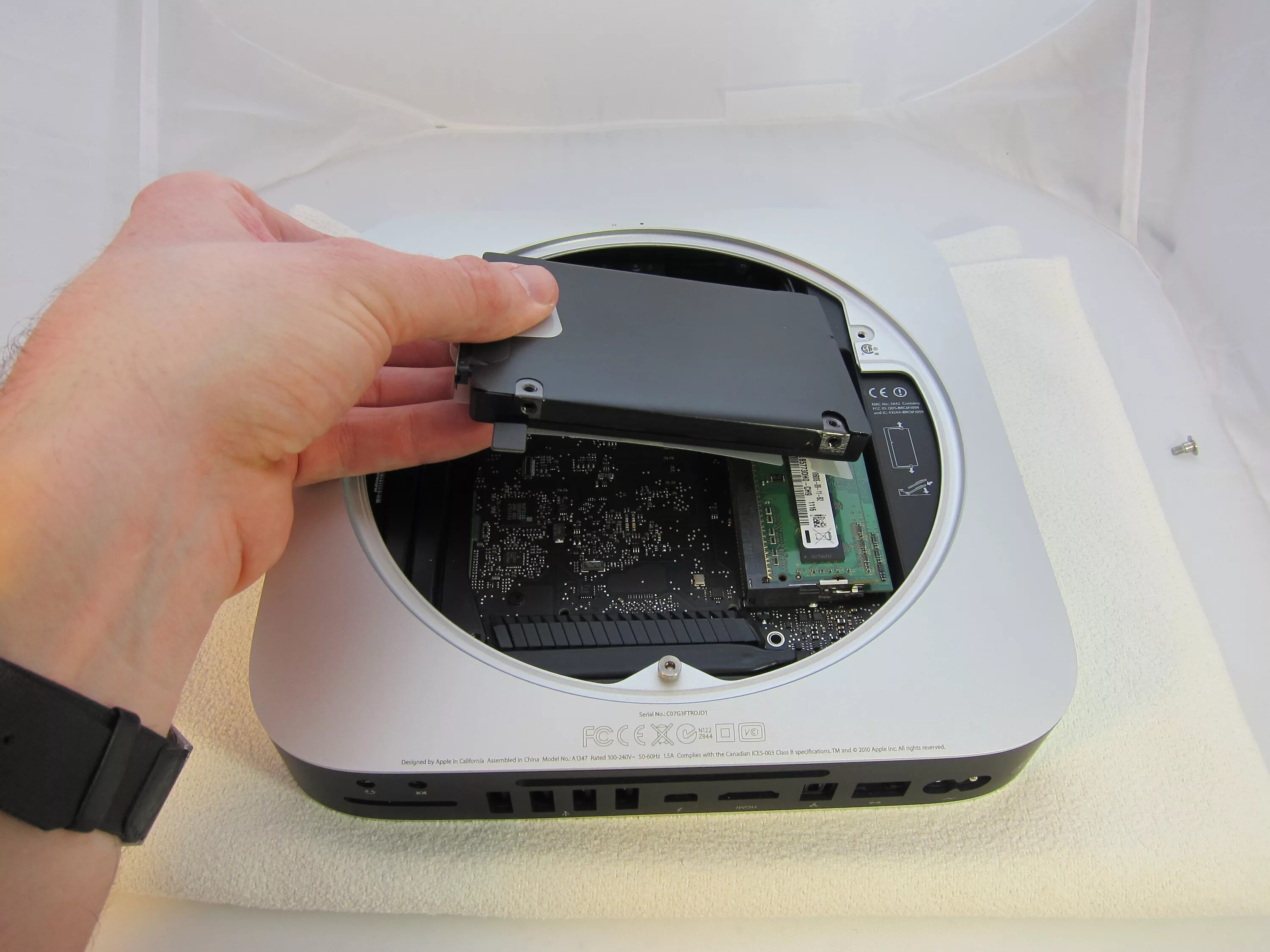 Жесткие диски mac mini. Mac mini жесткий диск. Mac mini 2011 ssd. Mac mini 2012 ifixit. Mac mini жесткий диск.