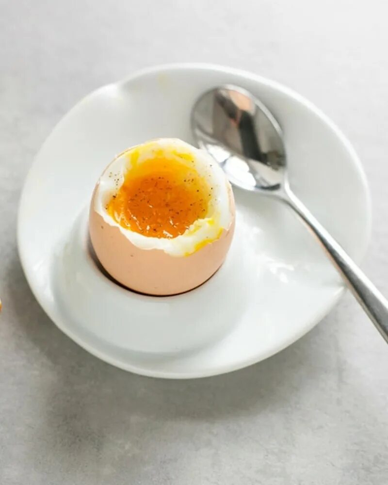 Яйцо в мешочек после закипания. Яйца всмятку и вкрутую. Яйца всмятку. Приготовление яиц всмятку. Яйцо всмятку яйца вкрутую.